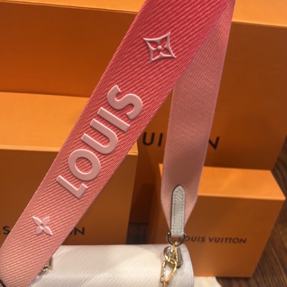 Louis Vuitton Twist PM gradient 2022 collection ๐ - Picture 5 of 17